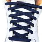 Elastische veters zonder strikken plat 8mm metalen draai capsule marineblauw met stretch uitgerekt