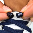 Elastische veters zonder strikken plat 8mm metalen draai capsule marineblauw detailfoto van hoe de sluiting werkt