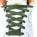 Elastische veters zonder strikken plat 8mm metalen draai capsule mosgroen met stretch uitgerekt