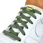Elastische veters zonder strikken plat 8mm metalen draai capsule mosgroen geregen in witte Nike Air Force 1
