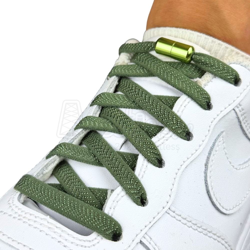 Elastische veters zonder strikken plat 8mm metalen draai capsule mosgroen geregen in witte Nike Air Force 1