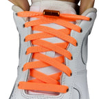 Elastische veters zonder strikken plat 8mm metalen draai capsule oranje met stretch uitgerekt