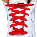 Elastische veters zonder strikken plat 8mm metalen draai capsule rood met stretch uitgerekt