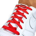 Elastische veters zonder strikken plat 8mm metalen draai capsule rood geregen in witte Nike Air Force 1