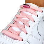 Elastische veters zonder strikken plat 8mm metalen draai capsule roze geregen in witte Nike Air Force 1
