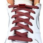 Elastische veters zonder strikken plat 8mm metalen draai capsule wijnrood met stretch uitgerekt