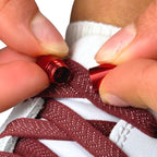 Elastische veters zonder strikken plat 8mm metalen draai capsule wijnrood detailfoto van hoe de sluiting werkt