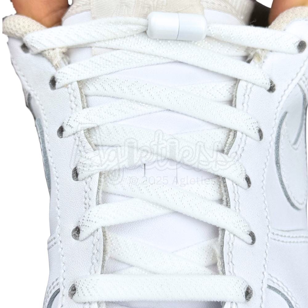 Elastische veters zonder strikken plat 8mm metalen draai capsule wit met stretch uitgerekt