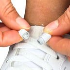 Elastische veters zonder strikken plat 8mm metalen draai capsule wit detailfoto van hoe de sluiting werkt