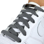 Elastische veters zonder strikken plat 9mm magnetische sluiting donkergrijs geregen in witte Nike Air Force 1