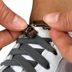 Elastische veters zonder strikken plat 9mm magnetische sluiting donkergrijs detailfoto van hoe de sluiting werkt