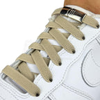 Elastische veters zonder strikken plat 9mm magnetische sluiting khaki geregen in witte Nike Air Force 1