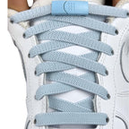 Elastische veters zonder strikken plat 9mm magnetische sluiting lichtblauw met stretch uitgerekt