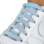 Elastische veters zonder strikken plat 9mm magnetische sluiting lichtblauw geregen in witte Nike Air Force 1