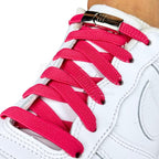 Elastische veters zonder strikken plat 9mm magnetische sluiting rozenrood geregen in witte Nike Air Force 1