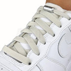 Elastische veters zonder strikken plat 9mm metalen draai capsule beige geregen in witte Nike Air Force 1