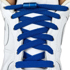 Elastische veters zonder strikken plat 9mm metalen draai capsule blauw met stretch uitgerekt