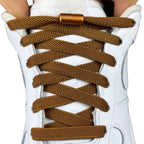 Elastische veters zonder strikken plat 9mm metalen draai capsule bruin met stretch uitgerekt