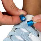 Elastische veters zonder strikken plat 9mm metalen draai capsule lichtblauw detailfoto van hoe de sluiting werkt