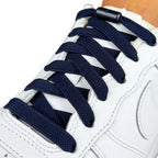 Elastische veters zonder strikken plat 9mm metalen draai capsule marineblauw geregen in witte Nike Air Force 1