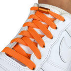 Elastische veters zonder strikken plat 9mm metalen draai capsule oranje geregen in witte Nike Air Force 1