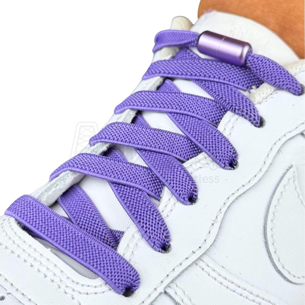 Elastische veters zonder strikken plat 9mm metalen draai capsule paars geregen in witte Nike Air Force 1