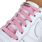 Elastische veters zonder strikken plat 9mm metalen draai capsule roze geregen in witte Nike Air Force 1
