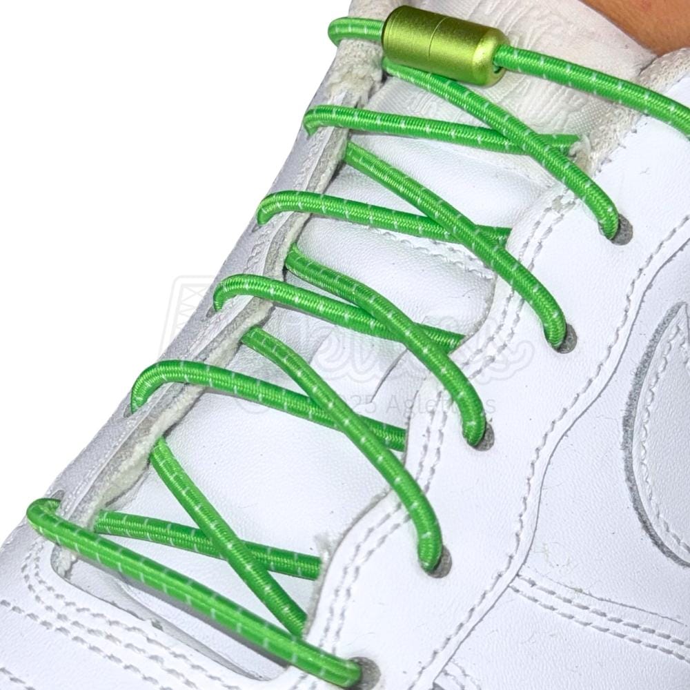 Elastische veters zonder strikken reflecterend 3mm capsule sluiting appelgroen geregen in witte Nike Air Force 1