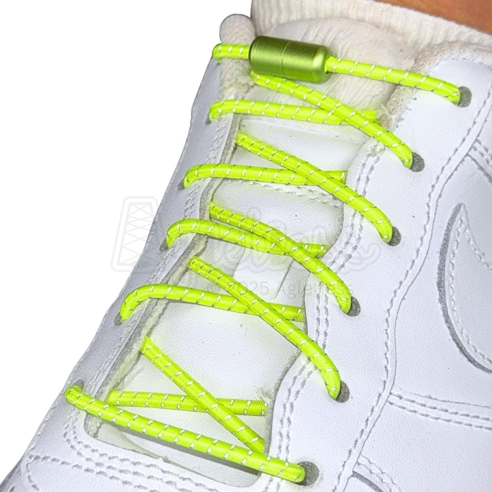 Elastische veters zonder strikken reflecterend 3mm capsule sluiting fluorescerend groen geregen in witte Nike Air Force 1