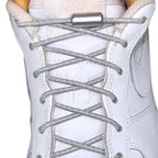 Elastische veters zonder strikken reflecterend 3mm capsule sluiting grijs met stretch uitgerekt