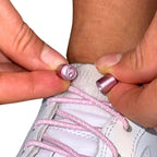 Elastische veters zonder strikken reflecterend 3mm capsule sluiting roze detailfoto van hoe de sluiting werkt