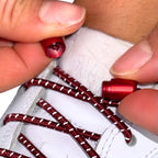 Elastische veters zonder strikken reflecterend 3mm capsule sluiting wijnrood detailfoto van hoe de sluiting werkt