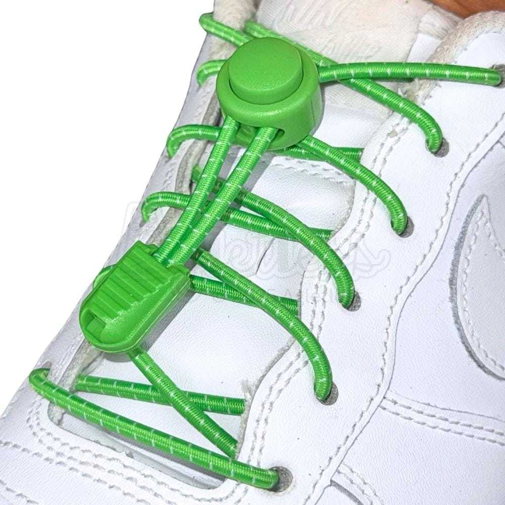 Elastische veters zonder strikken reflecterend 3mm lock sluiting appelgroen geregen in witte Nike Air Force 1