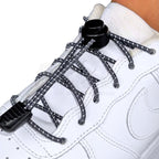 Elastische veters zonder strikken reflecterend 3mm lock sluiting donkergrijs geregen in witte Nike Air Force 1