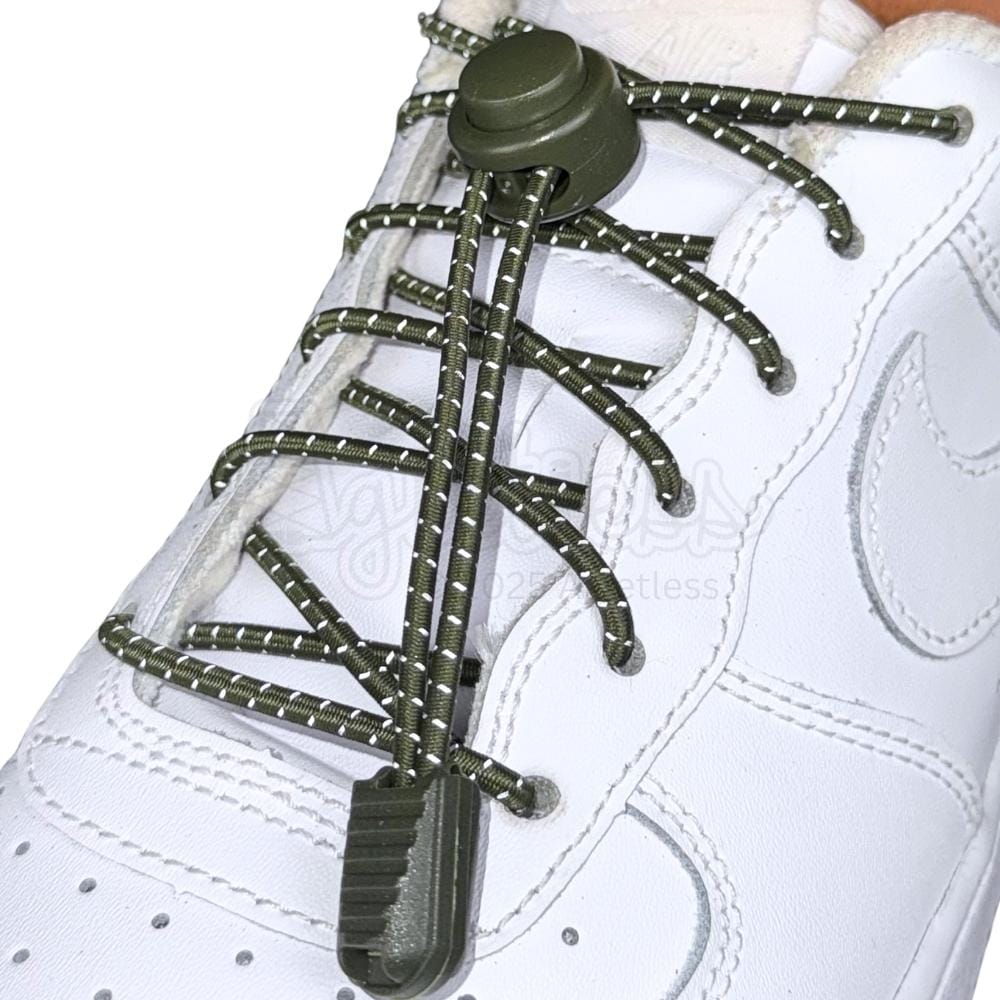 Elastische veters zonder strikken reflecterend 3mm lock sluiting mosgroen geregen in witte Nike Air Force 1