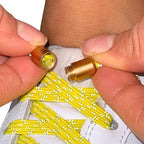 Elastische veters zonder strikken reflecterend 7mm capsule sluiting geel detailfoto van hoe de sluiting werkt