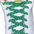 Elastische veters zonder strikken reflecterend 7mm capsule sluiting groen geregen in witte Nike Air Force 1