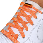 Elastische veters zonder strikken reflecterend 7mm capsule sluiting oranje geregen in witte Nike Air Force 1