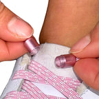 Elastische veters zonder strikken reflecterend 7mm capsule sluiting roze detailfoto van hoe de sluiting werkt