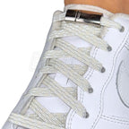 Elastische veters zonder strikken reflecterend 7mm magnetische sluiting beige geregen in witte Nike Air Force 1