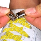 Elastische veters zonder strikken reflecterend 7mm magnetische sluiting geel detailfoto van hoe de sluiting werkt