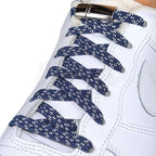 Elastische veters zonder strikken reflecterend 7mm magnetische sluiting marineblauw geregen in witte Nike Air Force 1
