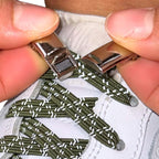 Elastische veters zonder strikken reflecterend 7mm magnetische sluiting mosgroen detailfoto van hoe de sluiting werkt