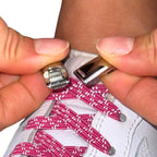 Elastische veters zonder strikken reflecterend 7mm magnetische sluiting rozenrood detailfoto van hoe de sluiting werkt