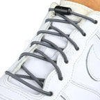 Elastische veters zonder strikken rond 3mm capsule sluiting donkergrijs geregen in witte Nike Air Force 1