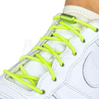 Elastische veters zonder strikken rond 3mm capsule sluiting fluorescerend groen geregen in witte Nike Air Force 1