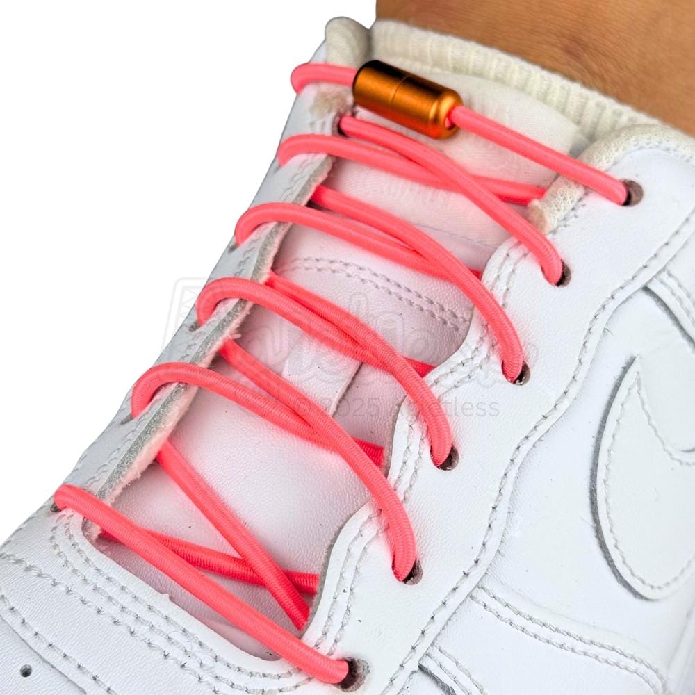 Elastische veters zonder strikken rond 3mm capsule sluiting fluorescerend rood geregen in witte Nike Air Force 1