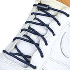 Elastische veters zonder strikken rond 3mm capsule sluiting marineblauw geregen in witte Nike Air Force 1