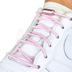 Elastische veters zonder strikken rond 3mm capsule sluiting roze geregen in witte Nike Air Force 1