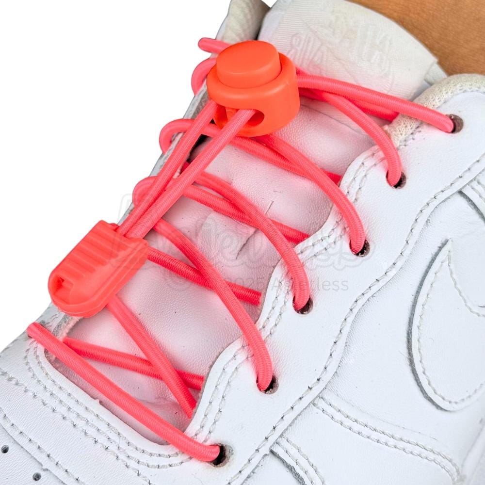 Elastische veters zonder strikken rond 3mm lock sluiting fluorescerend rood geregen in witte Nike Air Force 1